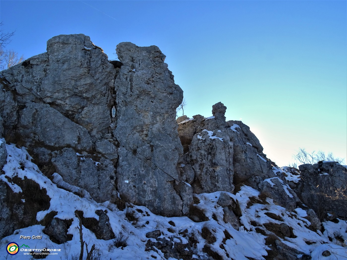 03 Un saluto alla Madonnina del G.A.M. posta tra le rocce.JPG